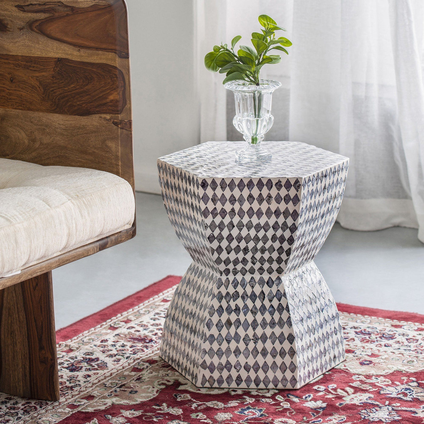 MONOCHROME SHELL STOOL/SIDE TABLE